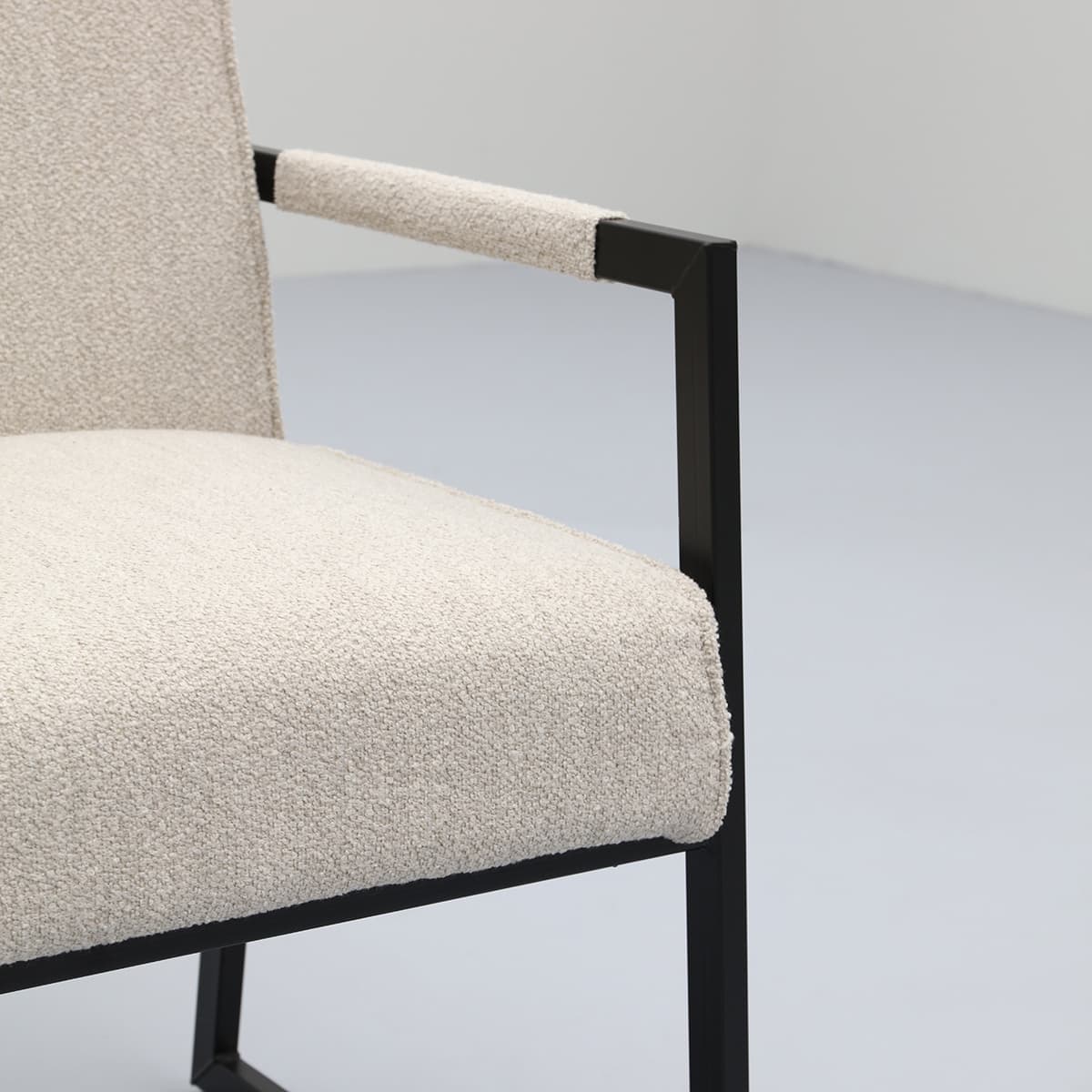 Eetkamerstoel Kenzo met metalen armleuning - 24